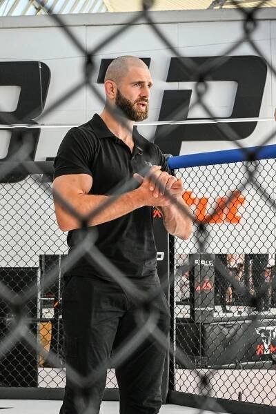 Hvězda MMA trénuje ve svém: klec Procházka má, kuchař a sauna budou časem
