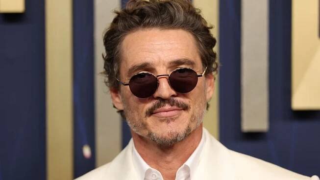 ŽENA-IN - Emmy 2025: Nepřehlédnutelný Pedro Pascal, elegán Jude Law a Adam Brody jako z jiného století