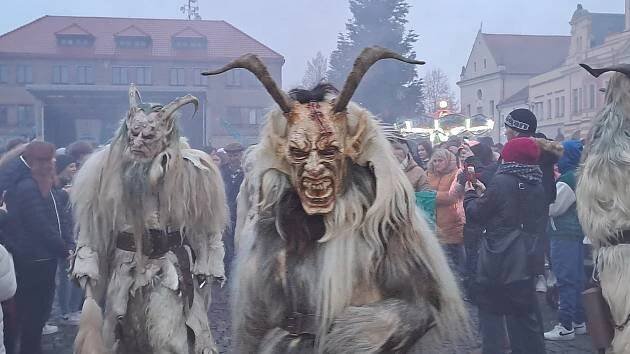 Čerti se probouzejí: kdy a kde budou krampusové řinčet řetězy na Mělnicku