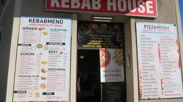 Hmyz a špína na podlaze i regálech. Inspektoři uzavřeli Kebab House v Jaroměři