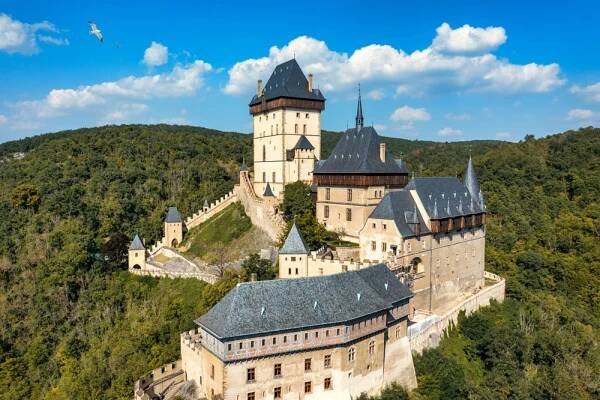 KVÍZ: Karlštejn je víc než jen filmovou kulisou. Co o hradu víte?