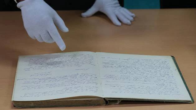 VIDEO: Národní archiv převzal kroniku darovanou Svazem českých filatelistů