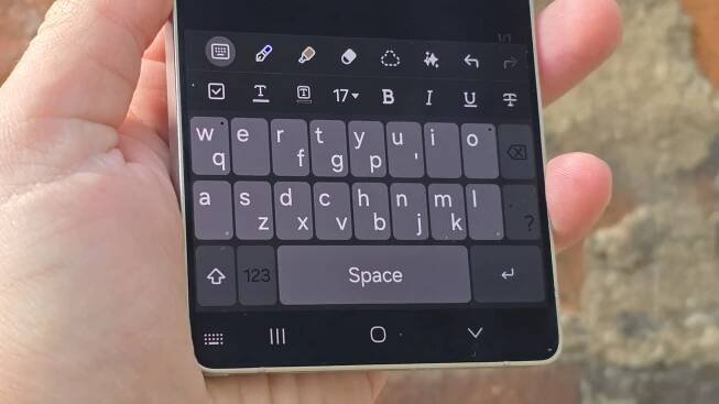 Podivná klávesnice vás naučí psát na mobilu úplně jinak. Má jen 16 kláves, ale někdy se musí stisknout dvakrát