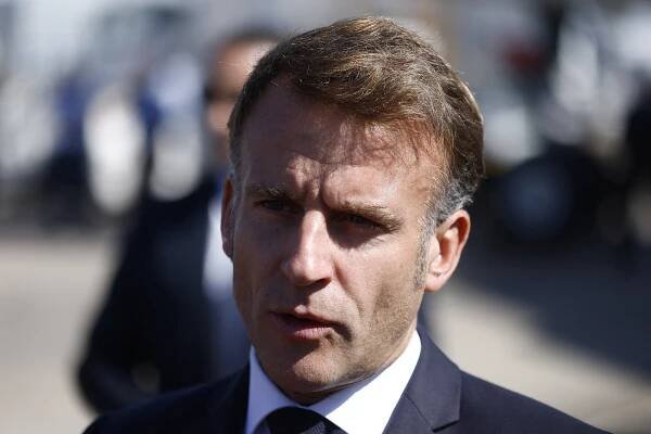 Nerezignuji, odmítl Macron výzvy opozice. Francii čeká další hlasování o důvěře vládě