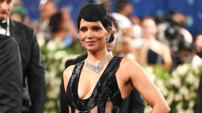 Po menopauze dře Halle Berry ve fitku jako kůň: Fanoušky teď rozhicovala fotkou z pouště