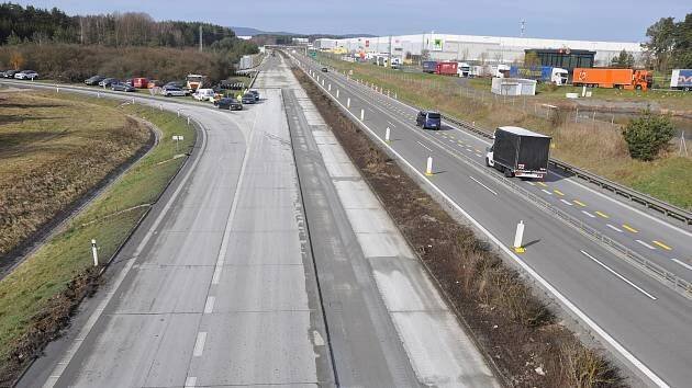 Část dálnice D5 na Rozvadov je uzavřená. Kvůli poruše náklaďáku