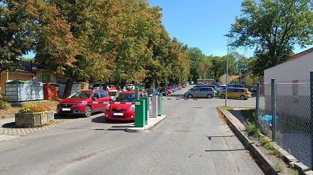 Parkoviště za závorou v Příbrami: Vydávání měsíčních karet je dočasně pozastaven