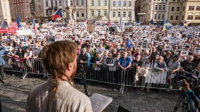 OBRAZEM: Lidé řekli ne vládě extremistů. Minář s Milionem chvilek zaplnil Staromák