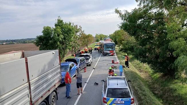 Jedenáct zraněných osob si vyžádala dopravní nehoda několika osobních vozidel a autobusu u...