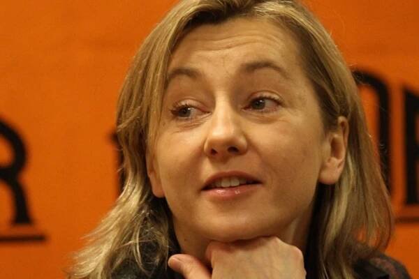 Vanda Hybnerová slaví 57 a má tři domovy. Pendluje mezi Prahou a Vysočinou, kde vládne koním i „holčičímu“ traktoru