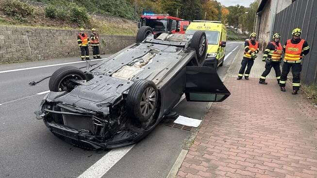 Nehoda na Střekově: Osobní automobil skončil převrácený na střechu