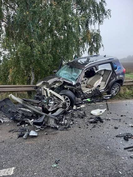 Čelní srážka dvou aut na Trutnovsku. Vážně zraněné řidiče vyprošťovali
