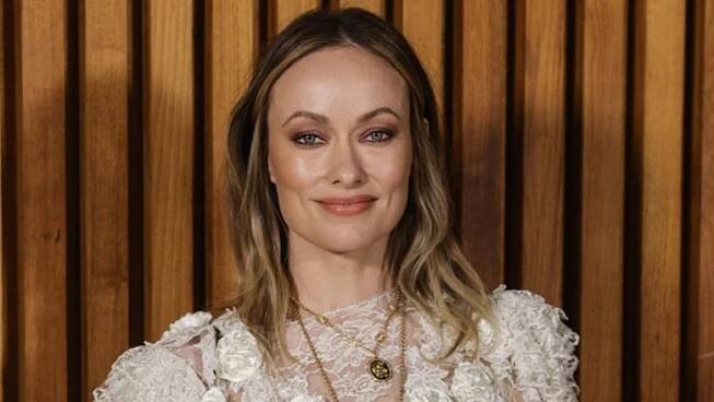 ŽENA-IN - Šla na svatbu, nebo módní přehlídku? Olivia Wilde vypadala během pařížského týdne módy jako dokonalá boho nevěsta