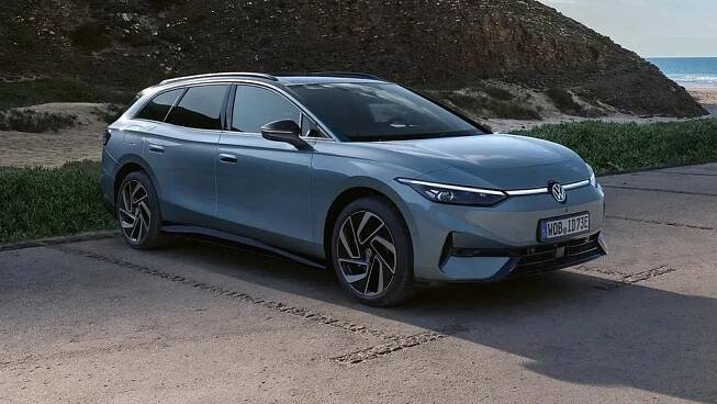 Luxusní elektrolimuzíny za desítky milionů korun: Které ministerstvo jich dostane nejvíc?