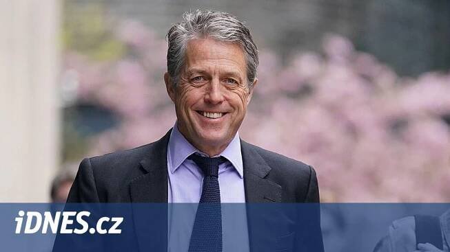 Svůdný i před důchodem. Hugh Grant slaví 65, před dětmi se schovává na záchodě