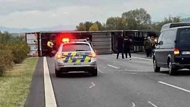Dálnice D8 za Novou Vsí je uzavřena. Kamion zablokoval všechny pruhy