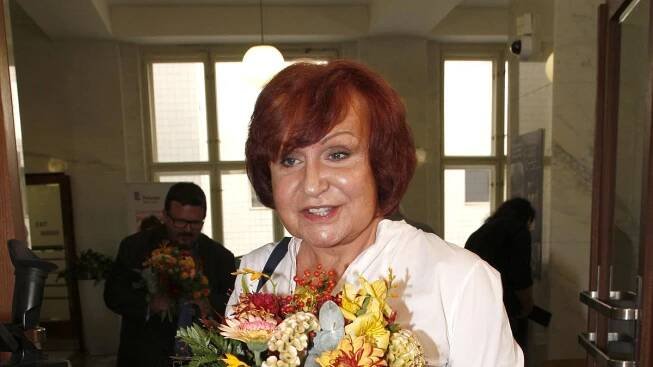 Zpěvačka Petra Janů se mění před očima. Kamarádka jí měla zničit obličej, teď ji zlobí hlas