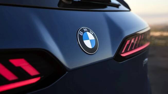 BMW v tichosti představilo upravené logo. Na změnu byste potřebovali lupu