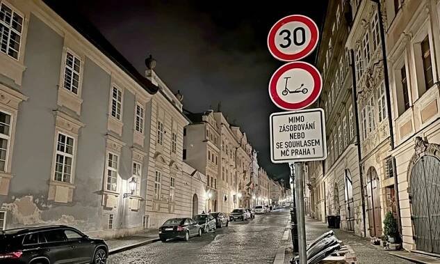 Praha 1 zapověděla Nerudovu ulici a Úvoz koloběžkářům