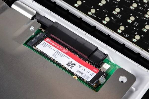 Raspberry Pi 500+ je už zcela dospělý počítač s SSD... a mechanickou klávesnicí? Ale i pocta osmibitům