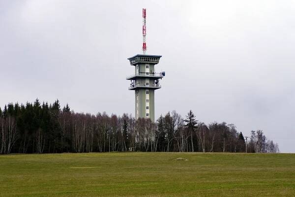 Na Chebsku nevysílá většina televizí a rádií, výluku má vysílač Zelená hora a dokrývače