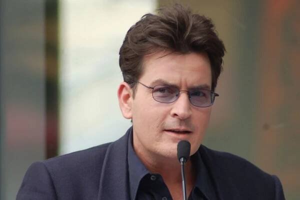 Charlie Sheen konečně odhaluje pravdu o svém životě. A je to jízda