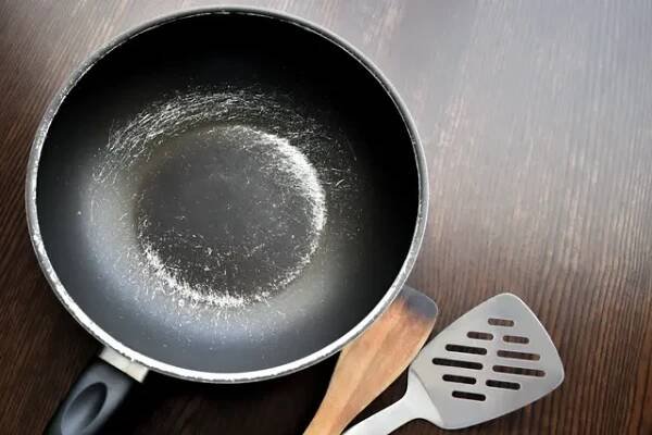 Kalifornie zakazuje teflonové pánve: Měli byste se jich zbavit i vy?