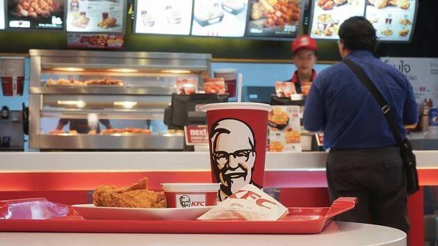 Podvod s prošlým kuřecím masem? Porušení postupů bychom odhalili, odmítá KFC