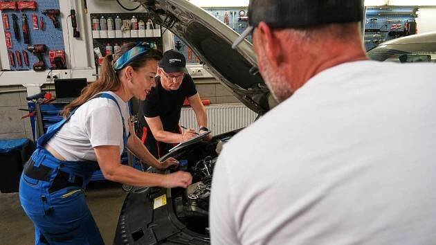 Motoristé sobě natočili nový volební klip. Vyrazili do autoservisu