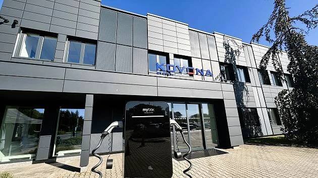 Auto na regálu, židle u papeže. Nástupce proslulé Kovony drží tradici kovovýroby