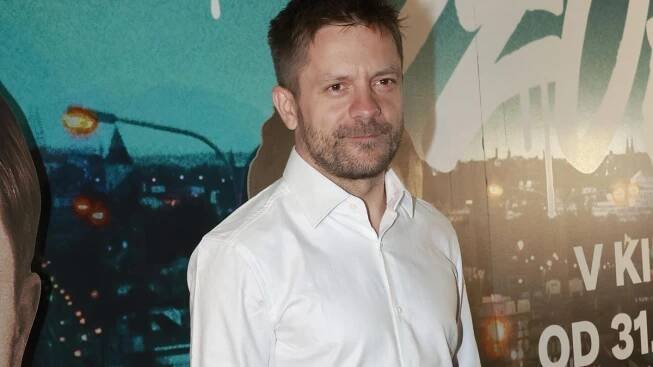 Bratr Jiřího Mádla je krasavec. Roky pracoval v korporátu, teď dlouhovlasý Jan fušuje do politiky