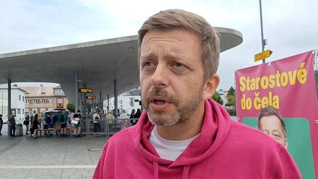 Rakušan vyrazil na kampaň do rodného Kolína. Na mítinku přišel o svou růžovou mikinu