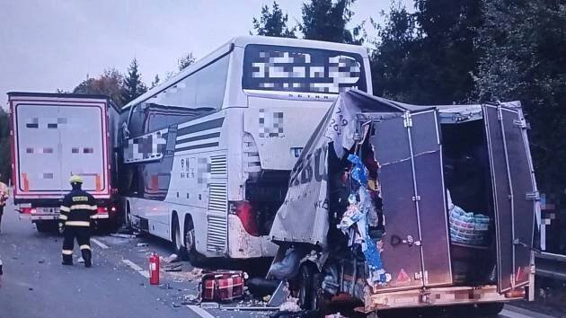 Na D1 u Jihlavy se stala nehoda. Ve směru na Prahu boural autobus s náklaďákem