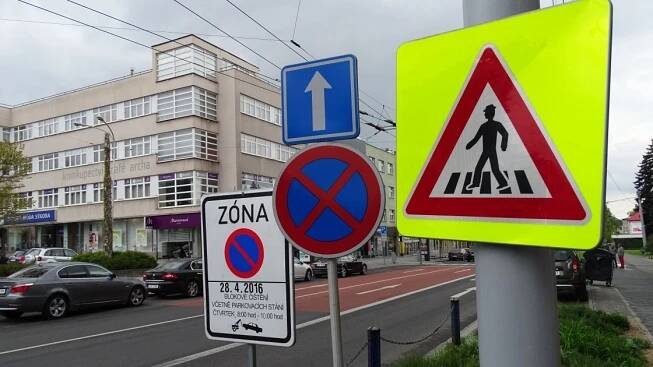 Řidičům v zahraničí motá hlavy nový typ dopravních značek. Může jít o klíč k prevenci autonehod