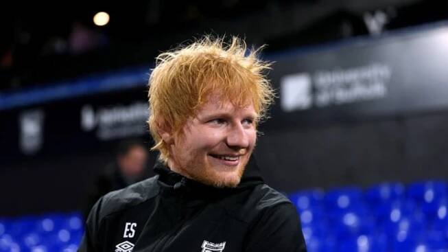 Ed Sheeran se s rodinou rozhodl odstěhovat z Británie. Kvůli soukromí i hudbě