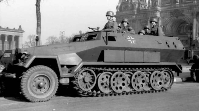 Tažný kůň Hitlerova Blitzkriegu byl polopásový transportér Sd.Kfz.251. S německou armádou prošel všechna tažení; stopu zanechal i u nás