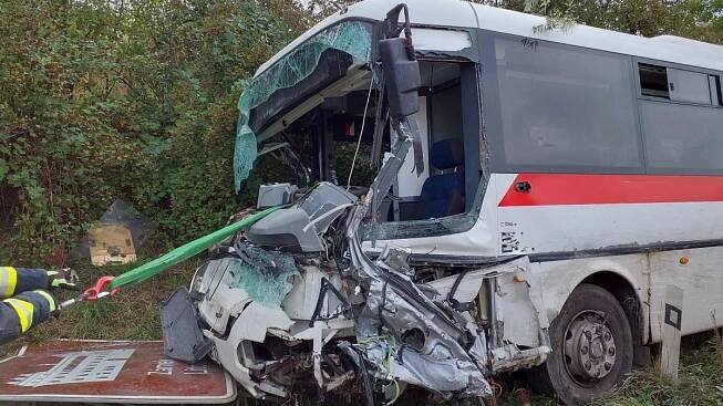 Vážná nehoda autobusu a dodávky u Cerekvice nad Loučnou si vyžádala nasazení sedmi jednotek...
