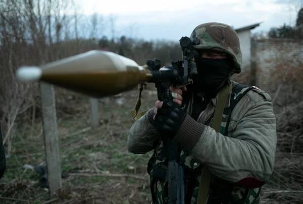 Video: Ukrajinec pohlédl smrti do očí a vlezl přímo před tankový kanon, aby trefil druhý granátometem RPG-7 zezadu