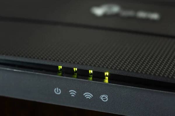Pokud vám v noci bliká tato kontrolka na routeru, někdo se připojil k vašemu internetu