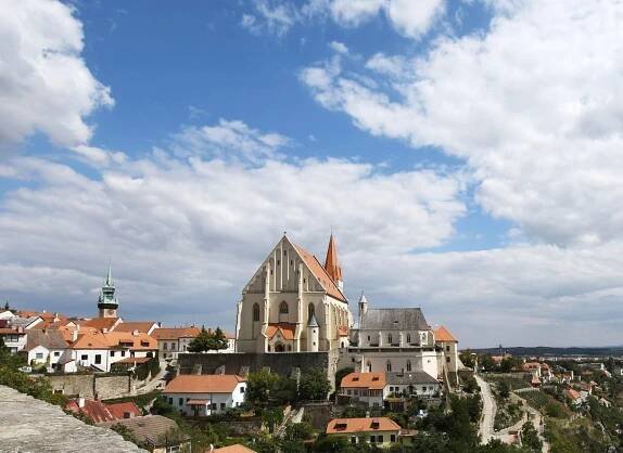 Nové silnice, menší park a bronzová kašna. Náměstí Svobody ve Znojmě projde rekonstrukcí za 30 milionů