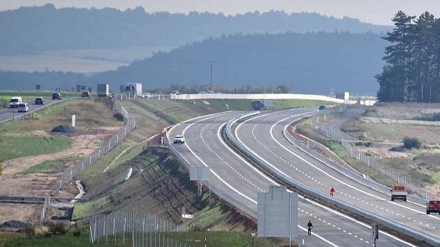 Nové úseky dálnice D6 zpoplatněné pro osobní auta nebudou. Zatím