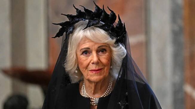 To už se oblékla na Halloween? Královna Camilla se stala terčem výsměchu kvůli modelu ze setkání s papežem