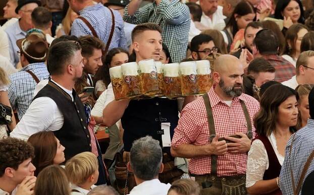 V Mnichově začal pivní festival Oktoberfest. Za tuplák zaplatíš až 384 korun