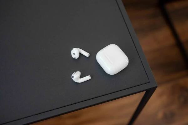 Recenze iPhone 16 Pro, Apple Watch 10 a AirPods 4 po roce používání: Pořídil bych si je znovu?