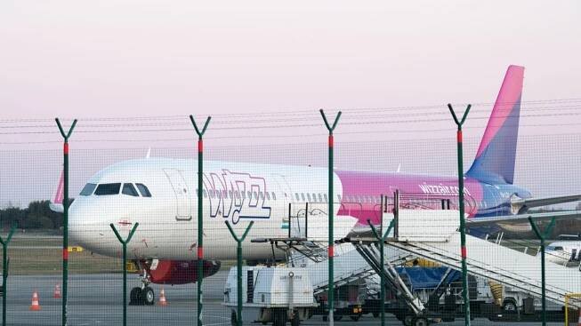 VIDEO: Dramatické přistání v Praze. Airbus zavadil o ranvej, zádí drhl o dráhu