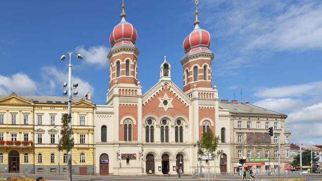 V synagoze v Plzni se šilo pro Wehrmacht, válku připomíná průstřel Desatera