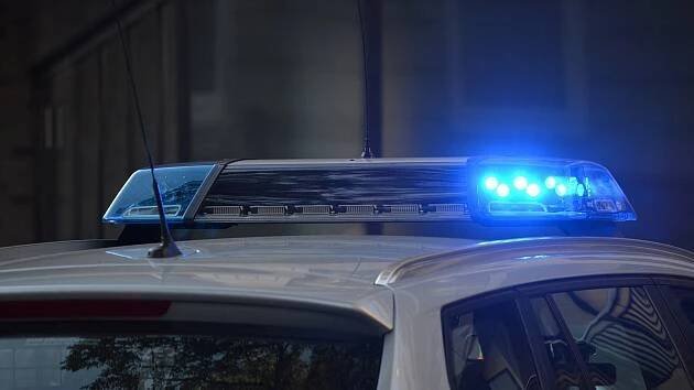 Divočina před restaurací v Mostě: opilý agresor skončil na zemi v poutech