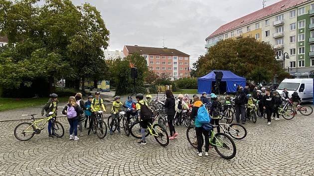 Jako profíci na belgických klasikách. Mokré kostky byly pro cyklisty výzvou
