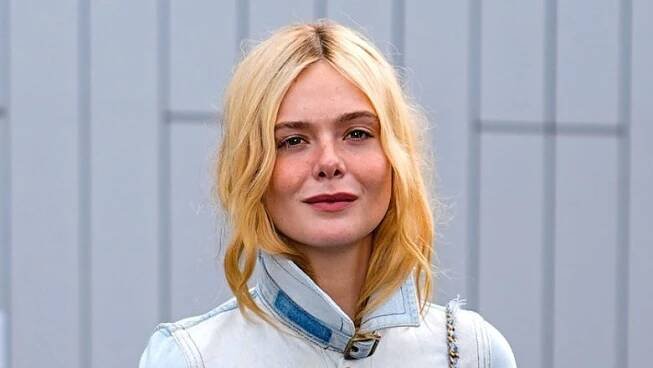 ŽENA-IN - Urousané nohavice a denimové doplňky: Že je Y2K styl stoprocentně zpět potvrdila na Fashion Weeku i Elle Fanning