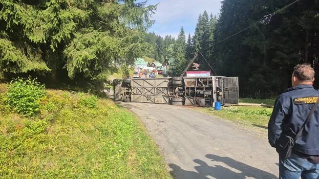 Ve Starých Hamrech na Frýdecko-Místecku havaroval autobus se studenty. Na místě zasahují záchranáři